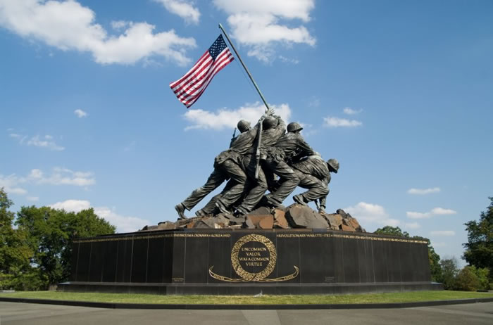 华盛顿纪念雕像以《国旗飘扬在硫磺岛上》照片为蓝本。