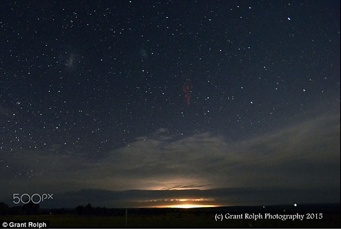 澳大利亚昆士兰州拍摄到酷似UFO的十分罕见气象现象“精灵”