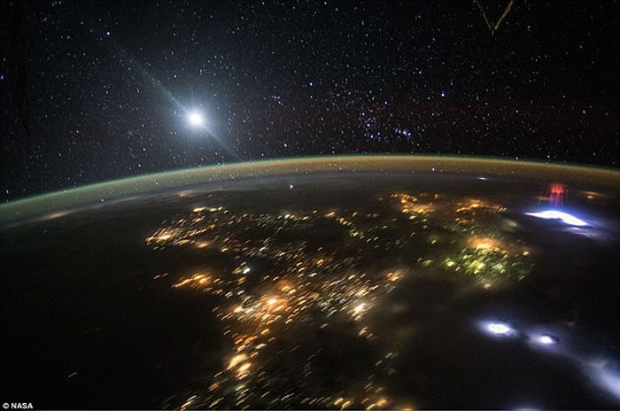 宇航员曾在国际空间站上拍到过墨西哥上空同样现象