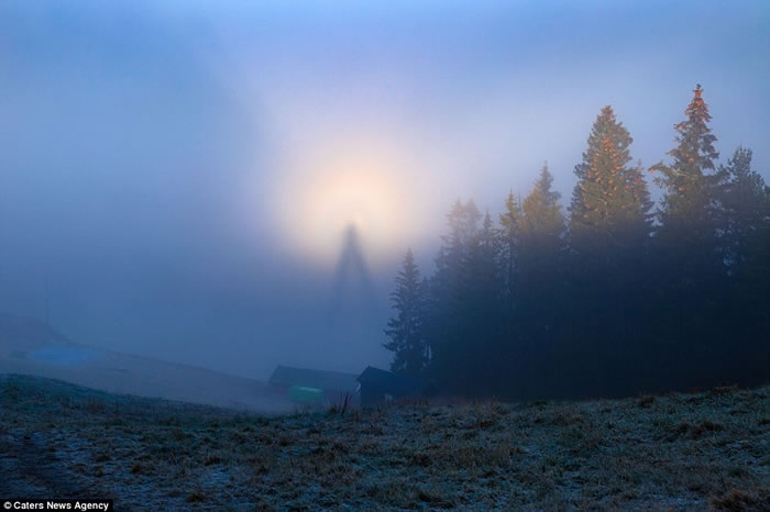挪威摄影师在山顶薄雾中抓拍到“布罗肯彩虹”(Brocken spectre)