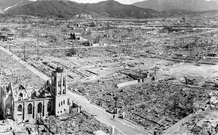 原子弹爆炸后，广岛顿成废墟。
