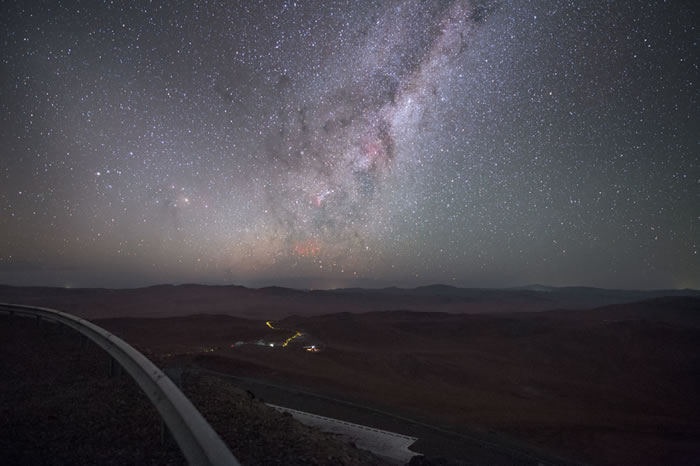 欧洲南方天文台（ESO）的摄影师拍摄到罕见自然现象“红色精灵”