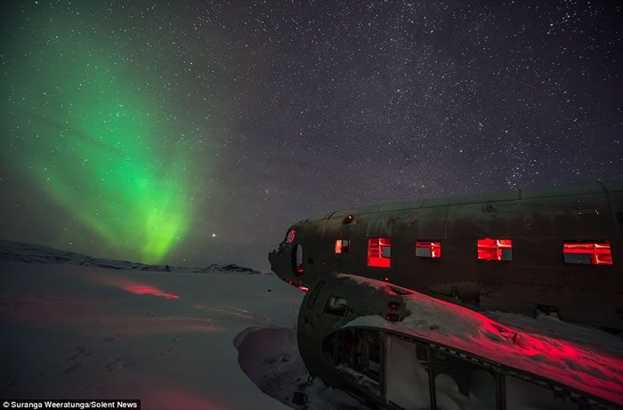 北极光照亮冰岛飞机残骸
