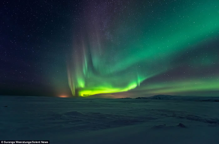 北极光照亮冰岛飞机残骸