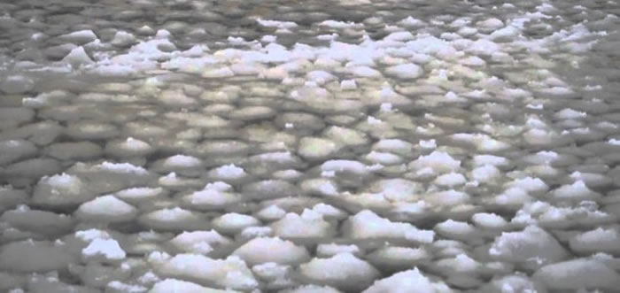 美国缅因州湖泊发现奇特的“雪球波浪”