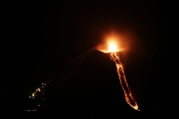 中美洲国家尼加拉瓜休眠110年的莫莫通博火山(Momotombo)喷吐气体和岩浆