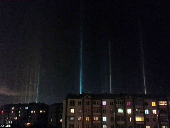 俄罗斯东部城市比罗比詹夜空中突现多个神秘彩色光柱 引发“外星人入侵”恐慌