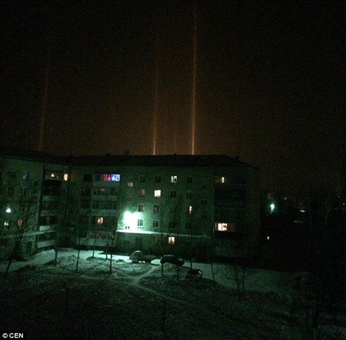 俄罗斯索契等地被称为UFO和外星人热点地区，许多居民宣称在夜空中看到过发光物体和飞碟。图中是比罗比詹居民区，暗夜中可以看到明亮的光柱。