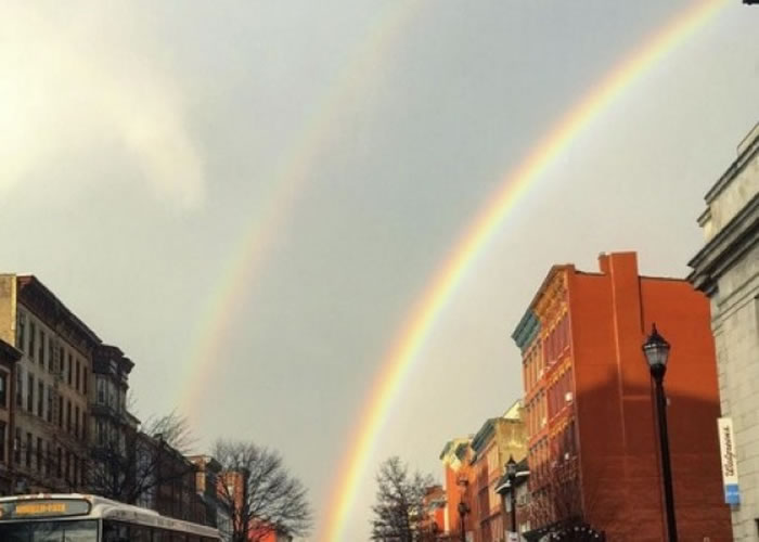 纽约多处地方周日下大雨，雨后出现双彩虹。