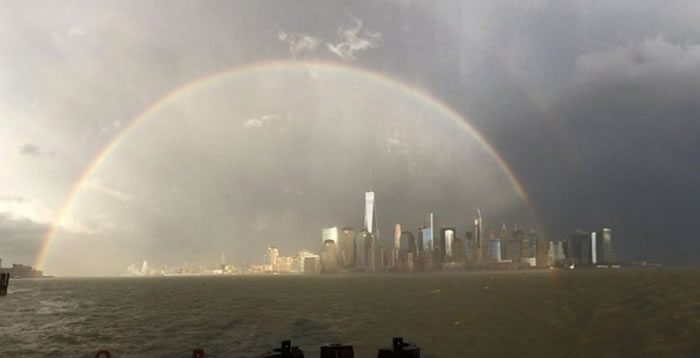 纽约多处出现双彩虹，但图中的第2条彩虹较不明显。