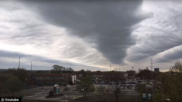 美国佐治亚州医生用镜头记录下波涛云过境奇观