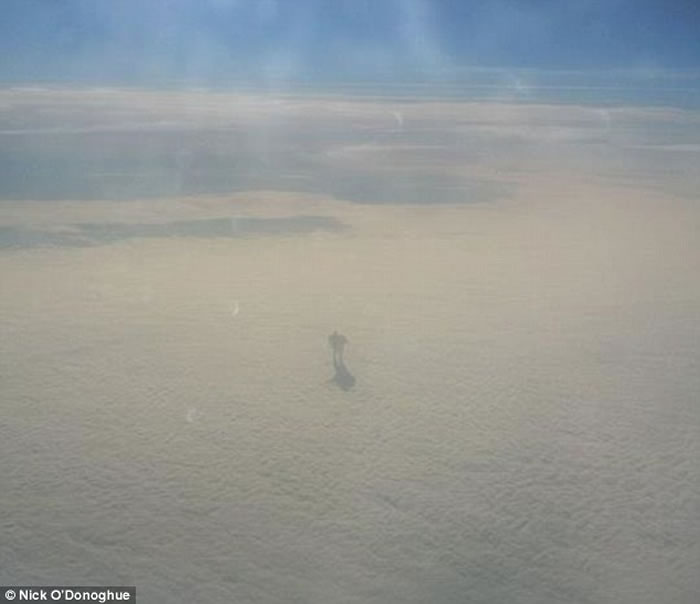 爱尔兰网友坐飞机时拍到云层上有个“巨人”身影