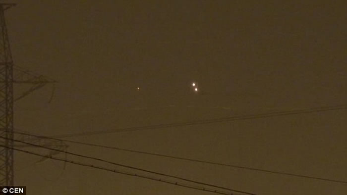 俄罗斯首都莫斯科上空四个发光球体在空中盘旋 专家称是真的UFO