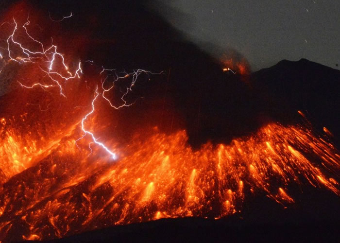 樱岛火山爆发后有熔岩流出，现场亦出现闪电。