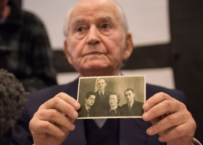 有大屠杀幸存者在庭上展示二战时被杀家人的照片