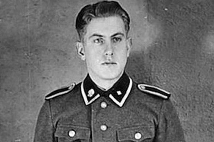 汉宁曾在二战期间在奥斯威辛集中营担任守卫。
