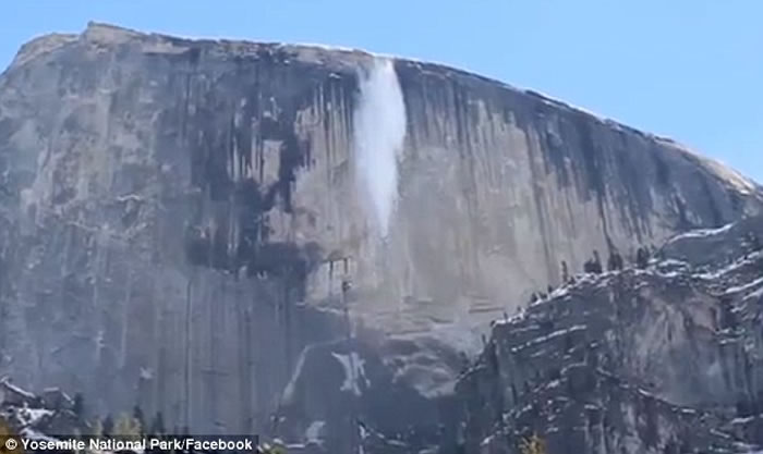 美国约塞米蒂国家公园游客拍到圆顶(Half Dome)发生雪崩的震撼一幕