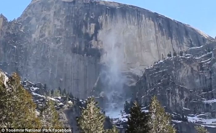 美国约塞米蒂国家公园游客拍到圆顶(Half Dome)发生雪崩的震撼一幕