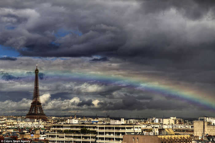 彩虹照耀巴黎市中心