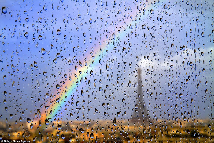 巴黎出现雨后彩虹
