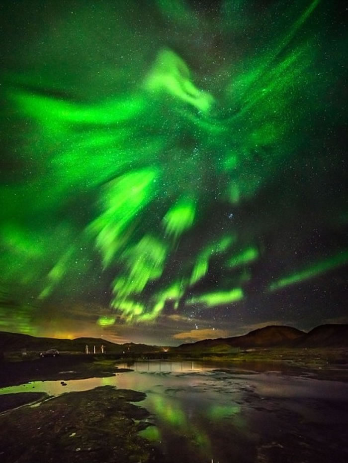 北极光是北半球的自然景象。