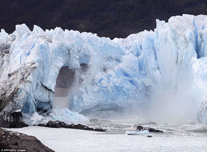 阿根廷冰川国家公园莫雷诺冰川游客拍摄到巨型冰桥震撼崩裂坠海