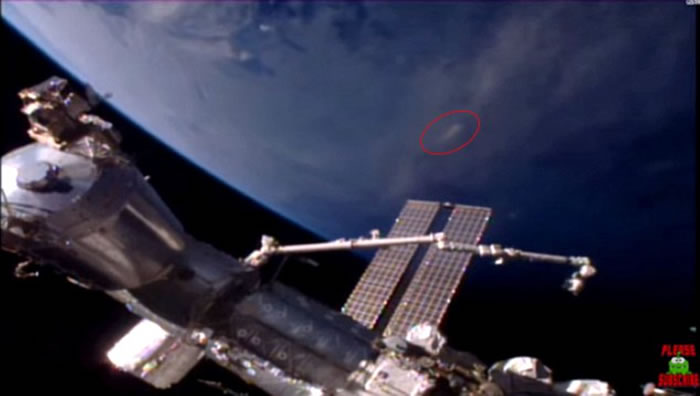 一个长形圆柱物体漂浮在国际空间站下方