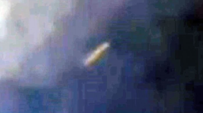 不明飞行物与2006年CNN报道的圆柱状UFO十分相似。