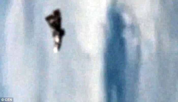 今年初，俄罗斯发布的视频图像显示另一个不明物体徘徊在国际空间站附近。