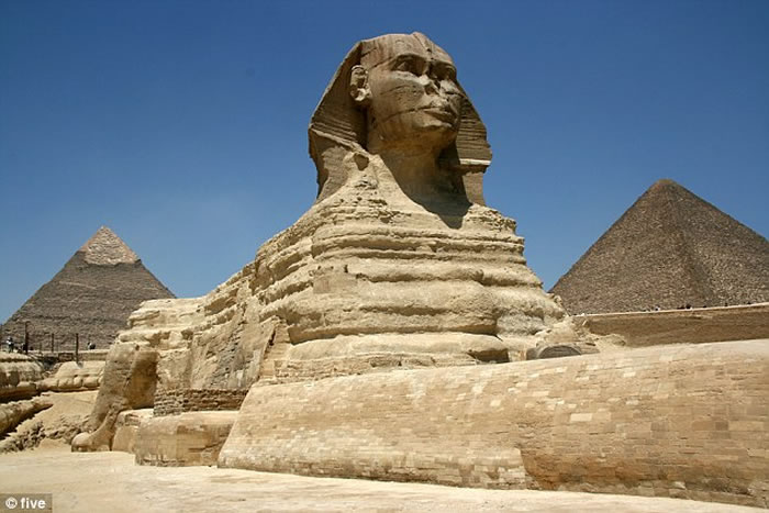 如图所示，这是埃及狮身人面像，它具有狮子的身体，人类的头部。