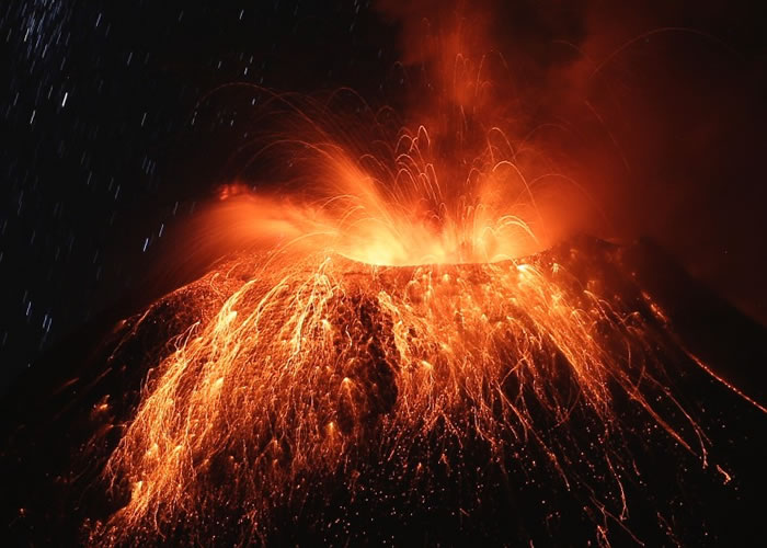 通古拉瓦火山喷出溶岩。
