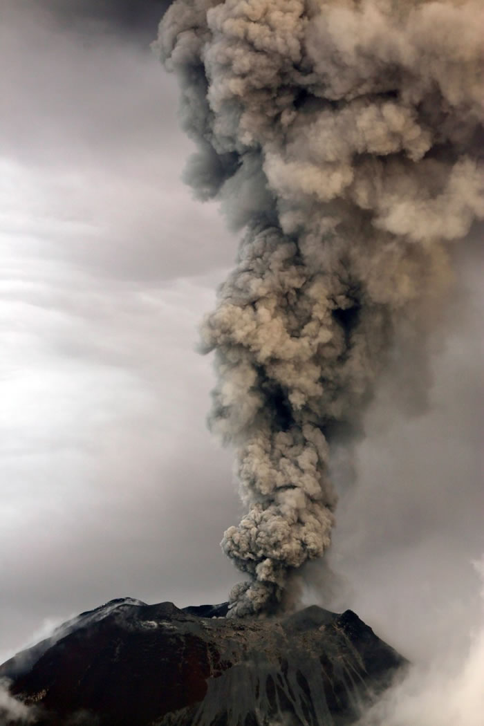 火山灰柱状云伸向高空。
