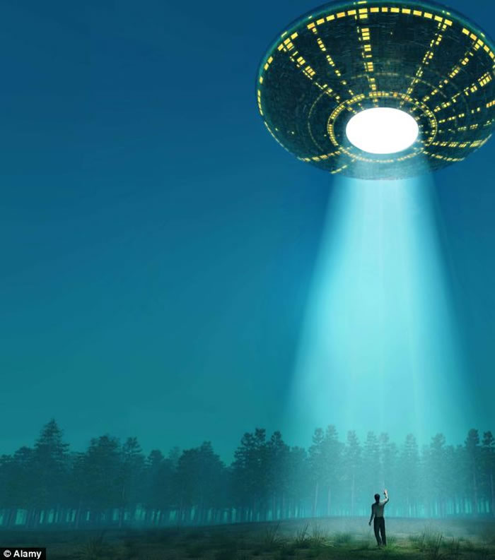 英国前国防部专家最新披露上世纪80年代英国萨福克郡森林曾有外星人登陆，他描述有两位目击者看到UFO着陆过程，其中一位回忆称，他看到一个金属飞行器以令人难以置信的
