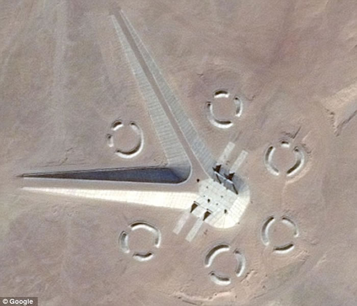 UFO猎人通过谷歌地球发现埃及沙漠存在奇特“外星人基地”建筑结构