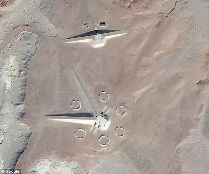 UFO猎人通过谷歌地球发现埃及沙漠存在奇特“外星人基地”建筑结构