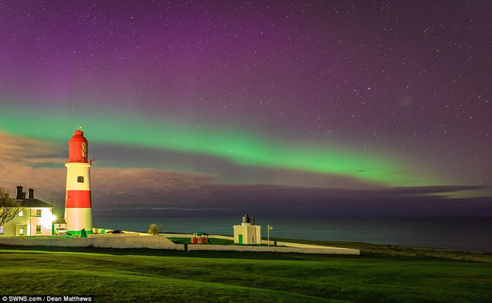 英国摄影师Dean Matthews在新特兰南希尔兹灯塔拍得炫目北极光“星空下的彩虹”