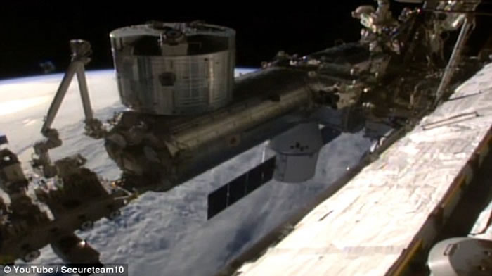UFO爱好者再度于国际太空站直播片段中发现巨大U形UFO