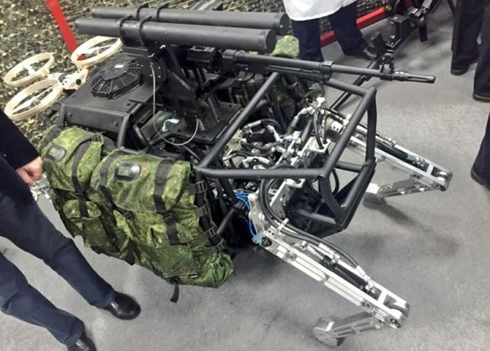 机器骡可以用来运送军备和弹药，更可检测地雷和武器。