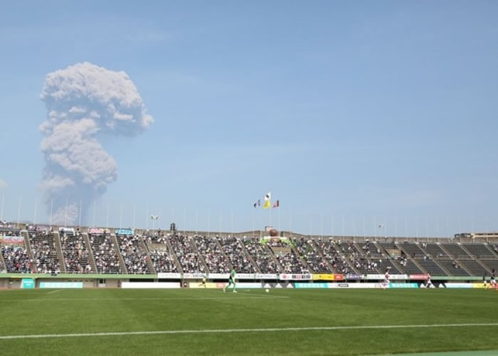 日本九州南部的樱岛火山昨日下午发生大规模喷发