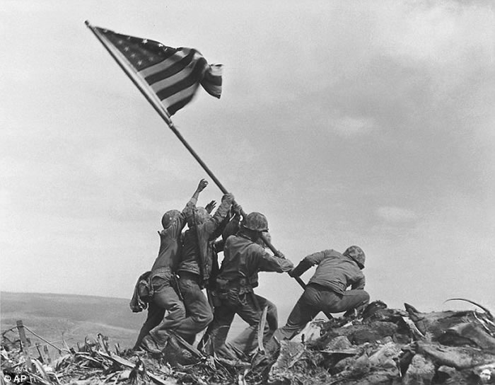 二战终结经典照片《国旗插在硫磺岛上》中插旗美军身份惹质疑
