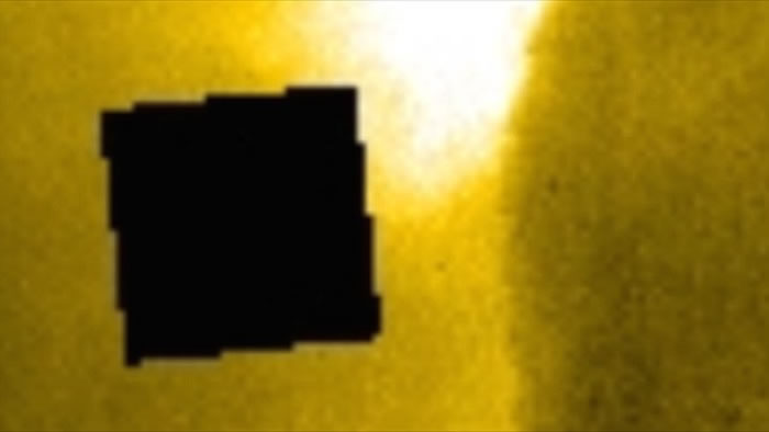 NASA太阳照疑现神秘黑方块