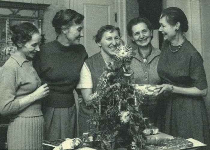 受害者曾到费里迪（右一）的家中庆祝圣诞。