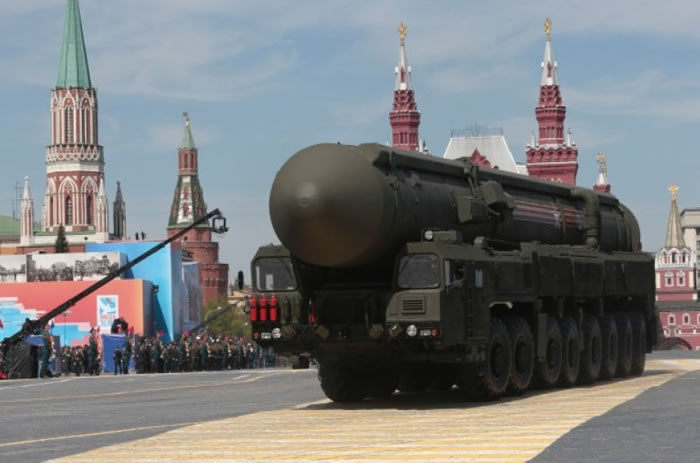 俄罗斯在去年的胜利日阅兵中，展示洲际弹道导弹。