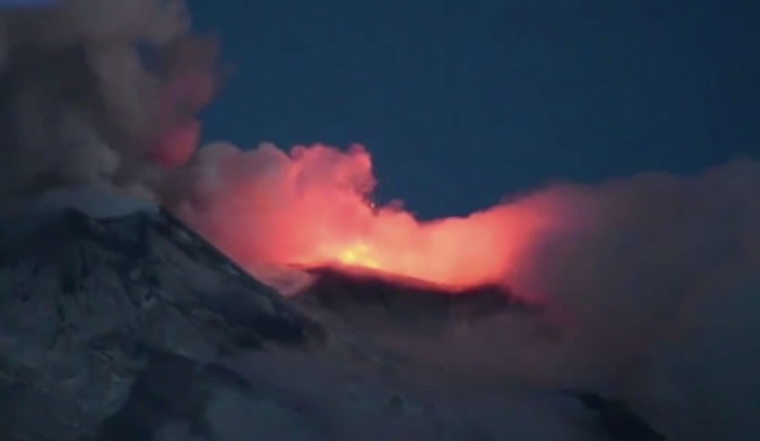 火红岩浆喷上高空，将西西里夜空染成一片红。