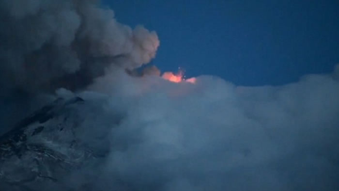 火山爆发一刻，大量火山灰喷发。