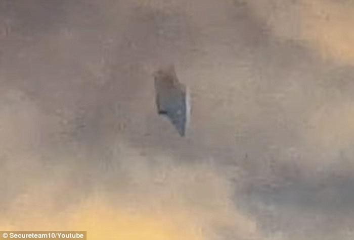 美国俄亥俄州空军基地附近拍到外形奇异的不明飞行物UFO