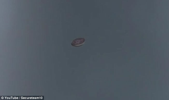 美国俄亥俄州克利夫兰市空中出现神秘不明飞行物