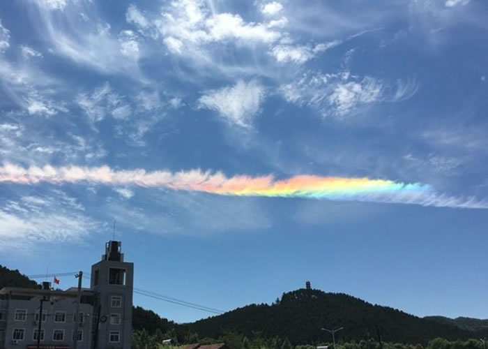 辽宁本溪草河口净空出现极为罕见的“彩虹云”。