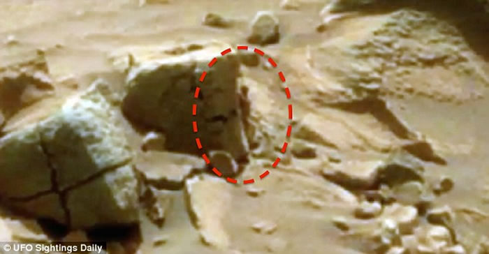 UFO猎人在好奇号火星车拍摄的照片中发现了异常现象，一个“人形生物”躲藏在岩石后方，推测其身高仅有15厘米。