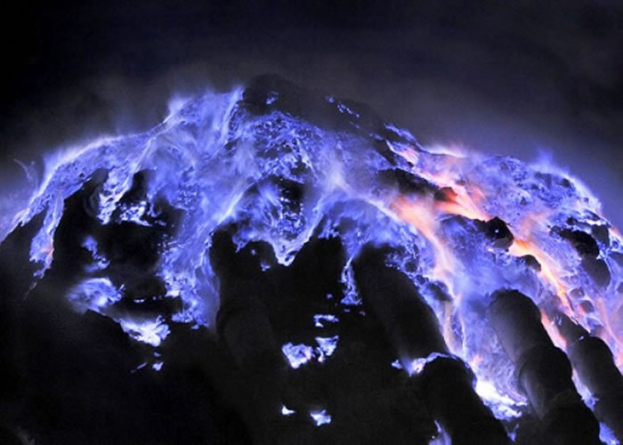 印尼东爪哇卡瓦伊真火山喷诡异蓝火焰